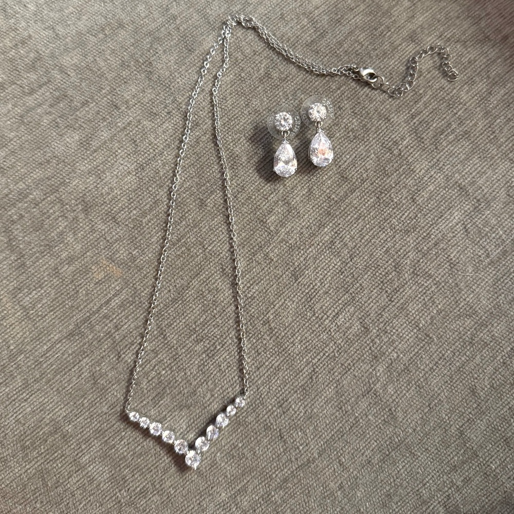 Tear drop earring and necklace set 💎✨
